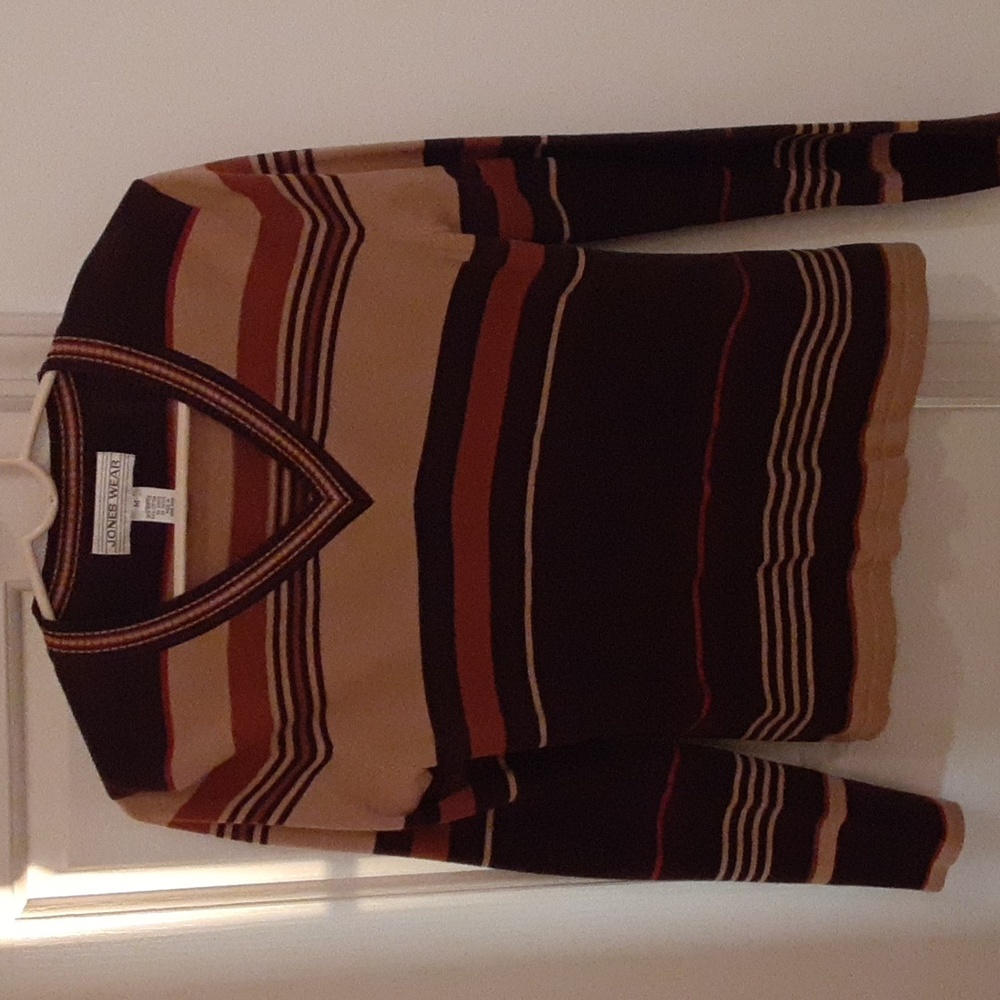 Jones Wear brown striped v neck sweater. Size Medium.